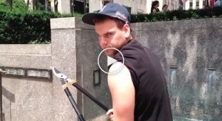 В Нью-Йорке ловят человека с секатором, который обрезает селфи-палки