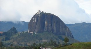 Скала Гуатапе в Колумбии (15 фото)