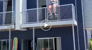 Большая Барбара прыгает с балкона