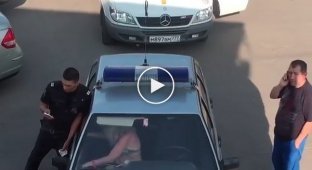 Агрессивная женщина выбила стекло полицейского автомобиля 