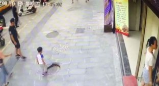 В Китае любопытный мальчик едва не убился, свалившись в канализацию (3 фото)