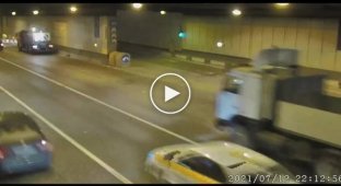 В Москве «шашечник» влетел в припаркованный грузовик