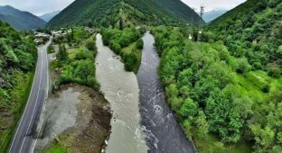 Как выглядит черно-белая река в Грузии, в которой не смешивается вода (9 фото)