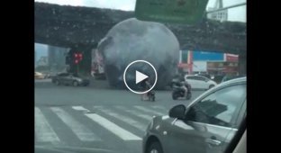 Огромный надувной шар с изображением луны на улицах китайского города 