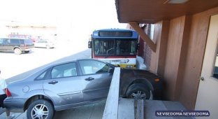 Авария автобуса и припаркованного автомобиля (6 фото)