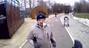 Конфликт самокатчиков и мужчины с коляской в московском парке (мат)