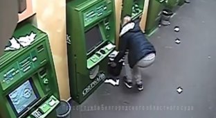 Бросили чеки у банкомата и остались без денег (1 фото + 1 видео)