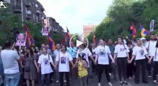 Такими лозунгами встретили в Ереване приезд главы МИД рф. Также у протестующих были флаги Украины