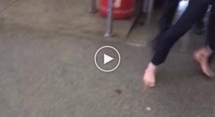 В Москве полиция остановила стремительный и опасный бег босых ног дикого сына гор по эскалаторам метро