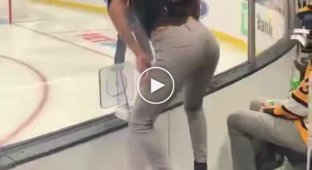 Девушка попыталась исполнить горячий танец на хокее