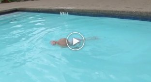Маленький ребенок в бассейне