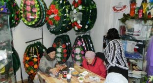 В Екатеринбурге ветеранам ВОВ устроили праздничное чаепитие в ритуальном зале среди гробов и венков (4 фото)