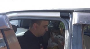 В Кузбассе мертвецки пьяный мужчина вручил полицейским набор для барбекю вместо прав (2 фото + видео)