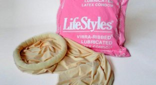 Подушка и спальный мешок в виде презерватива (7 фото)