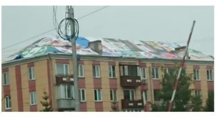 Починили: красноярские строители закрыли протекающую кровлю предвыборными баннерами (2 фото + 1 видео)