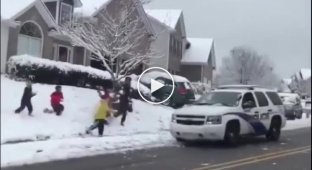 Снежки обезоруживают канадских полицейских