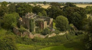 Современный дом в развалинах старого замка в Великобритании (16 фото)