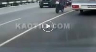 Мотоциклист с пассажиром попал в аварию при глупом обгоне