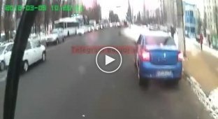 В Белгороде водитель на BMW хотел проскочить но влетел в пешеходов на тротуаре