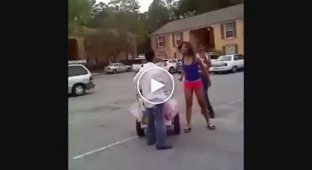 Темнокожие девушки избивают продавца мороженого