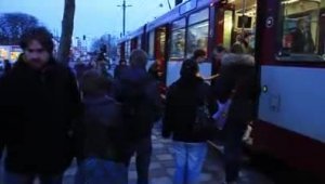 Обнаженная девушка едет на работу на общественном транспорте (2 фото + видео) (эротика)