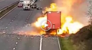Пожар грузовика с аэрозолями на трассе в Великобритании