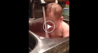 Напор воды не дает малышу покоя
