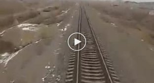 В Нукусе (Узбекистане) подросток в наушниках не заметил поезд и попал под колеса