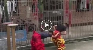 Впечитляющий традиционный китайский танец льва