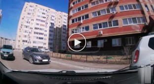 Автомобилистка из Оренбурга поставила машину поперек дороги и отказалась отъезжать (мат)