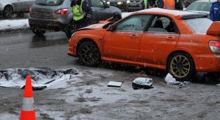 Пьяный автогонщик задавил двух женщин на своем Subaru (4 фото + 2 видео)