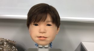 Страшный робот ребёнок имеет устрашающе реалистичное лицо для «более глубокого взаимодействия с людьми» (2 фото + 1 видео)