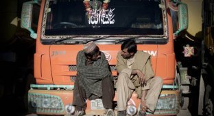 Будни водителей автоцистерн во время войны в Афганистане (12 фото)