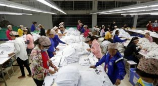 Фоторассказ: Как делают одежду, завод в Камбодже (10 фото)