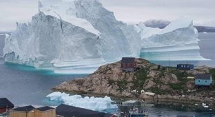 Гренландия. Деревне угрожает айсберг (4 фото)