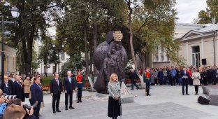 Дань подвигу: в Москве открыт памятник врачам, побеждающим коронавирус (2 фото + 1 видео)