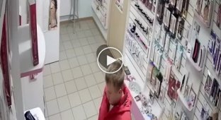 Житель Барнаула украл стеклянный пенис и ушел в закат