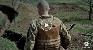 Украинские солдаты на фронте читают псалом