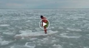 Одессит в плавках катался на льду в Черном море