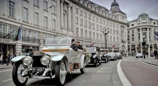 Rolls-Royce отпраздновал юбилей автопробегом (11 фото)