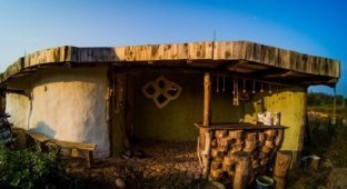 Парень из Беларуси построил эко-дом за сущие копейки (10 фото)