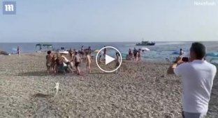 Драматичное задержание наркокурьера пляжниками попало на видео в Испании