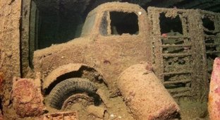 Как выглядят грузовики и мотоциклы, которые с 1941 года затоплены на дне Красного моря? (13 фото + 1 видео)