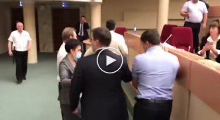 Потасовка депутатов саратовской облдумы попала на видео