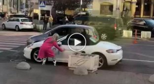 В Киеве блондинка изрубила топором элитный Porsche