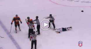 В хоккейном матче словацкой Экстралиги канадец отправил соперника в нокаут одним ударом