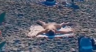 Звезда пляжа: девушка загорает в Сочи без одежды (5 фото + 1 видео)