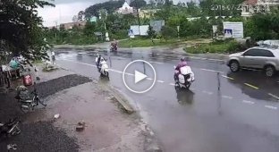 Неудачный маневр скутериста привел к смертям на дороге