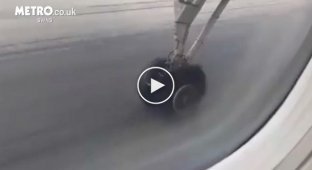 У самолета порвалось колесо в момент взлета