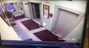 В Москве мужчина вышвырнул уборщицу из лифта